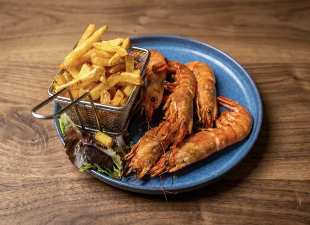Brochette de gambas, frites maison