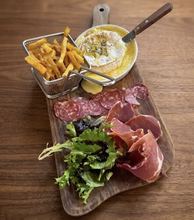 Camembert rôti & charcuterie