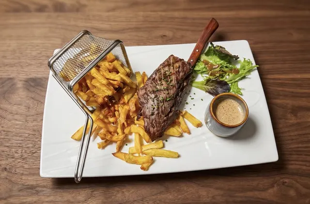 Viande du jour : onglet grillé, frites maison